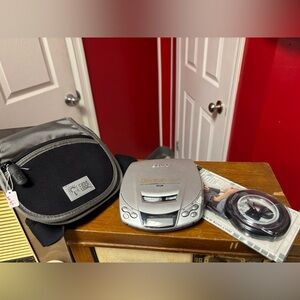 Sony Discman with carrying case and headphones